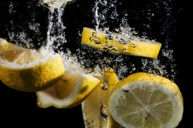 Taze limon dilimleri. 