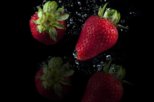 Fragole frutta spruzzata in acqua — Foto Stock