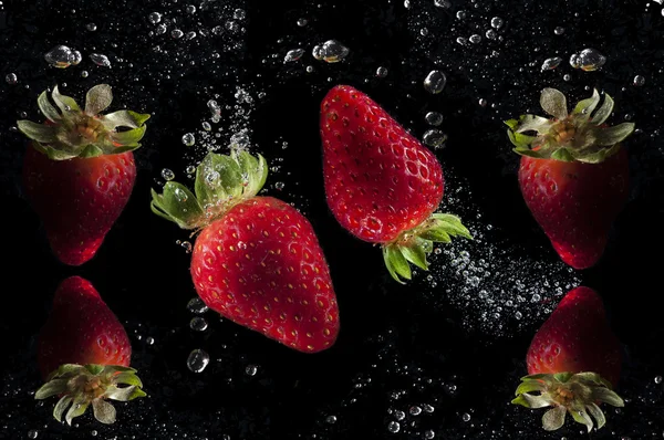 Fragole fresche spruzzi di frutta — Foto Stock