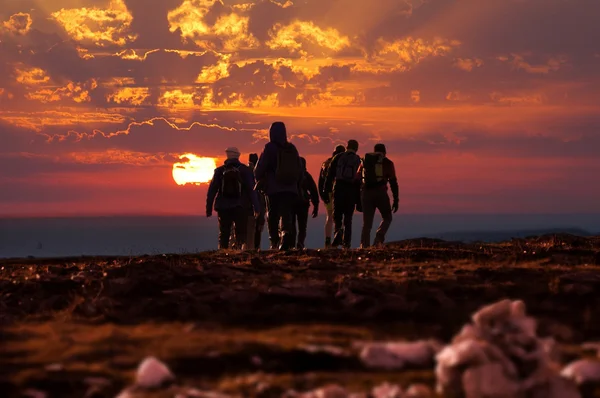 Hikers reach mountain top — Stock Photo, Image