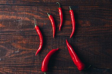 Ahşap bir zemin üzerine pul biber