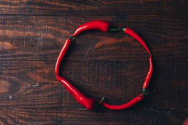 Ahşap bir zemin üzerine pul biber