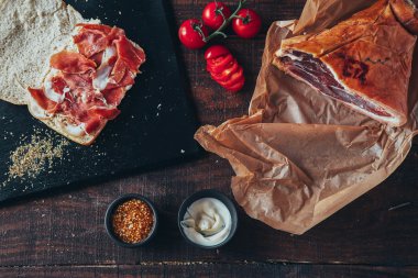 jambon ile lezzetli panini yemek peynir, domates ve lezzet ile kaplı