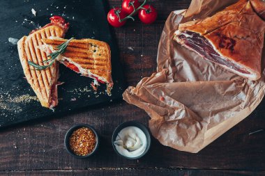 jambon ile lezzetli panini yemek peynir, domates ve lezzet ile kaplı