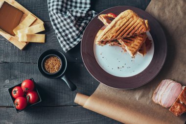 Lezzetli bir çukurunu panini sandviç. Üstten Görünüm.
