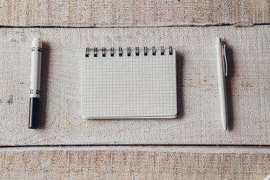 kalem ve ofis ahşap masa üstünde not etmek