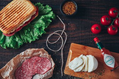 Lezzetli bir çukurunu panini sandviç. Üstten Görünüm.