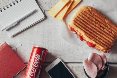 Lezzetli bir çukurunu panini sandviç. Üstten Görünüm.