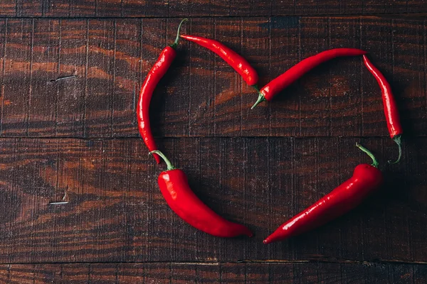 Peperoncino su uno sfondo di legno — Foto Stock