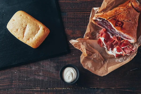 Vaření chutné panini s šunkou pokryté sýrem, rajčaty a příchuti — Stock fotografie