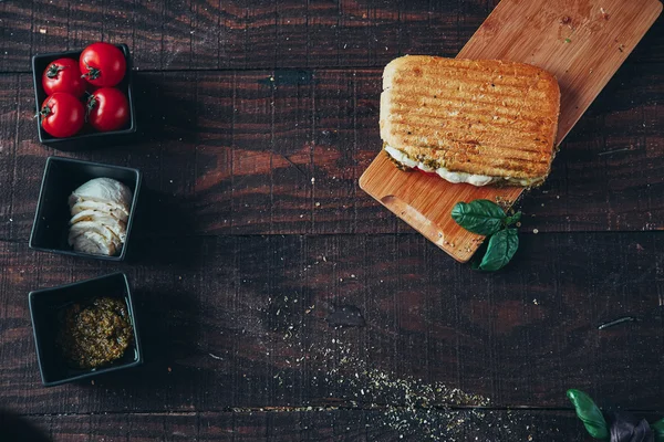 En läcker griled panini smörgås. Ovanifrån. — Stockfoto