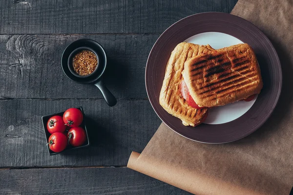 Lezzetli bir çukurunu panini sandviç. Üstten Görünüm.