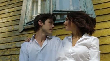 Çift birbirlerine yakın ev flört