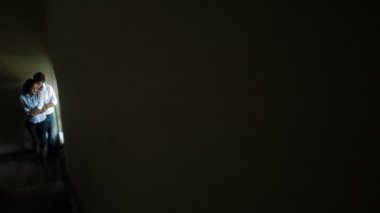 Çift kucaklayan ve pencere öpüşme