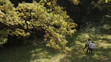 kadın Beyaz gömlekli adam iterek