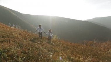 iki beyaz gömlek çayırda çalıştıran sonra