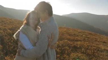 kaç pitoresk çayırda kucaklayan nakış içinde