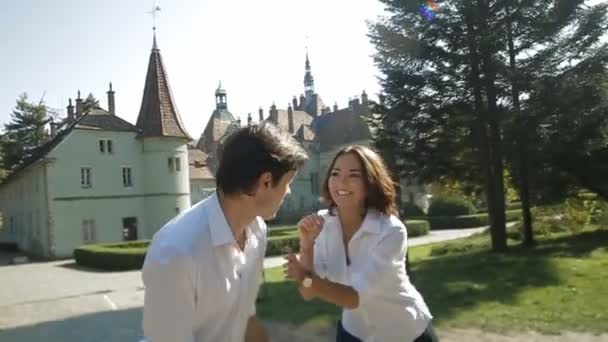 Casal flertando uns com os outros perto do castelo — Vídeo de Stock