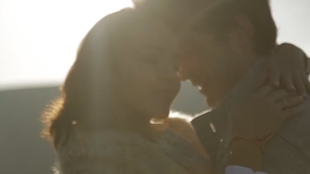Пара в теплой одежде на живописном лугу — стоковое видео
