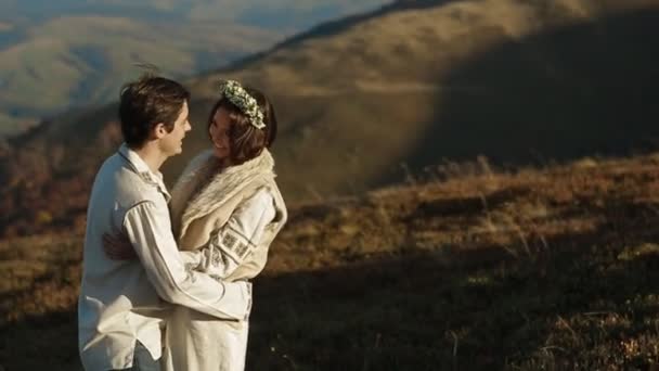 Paar in Stickerei umarmt sich auf malerischer Wiese — Stockvideo