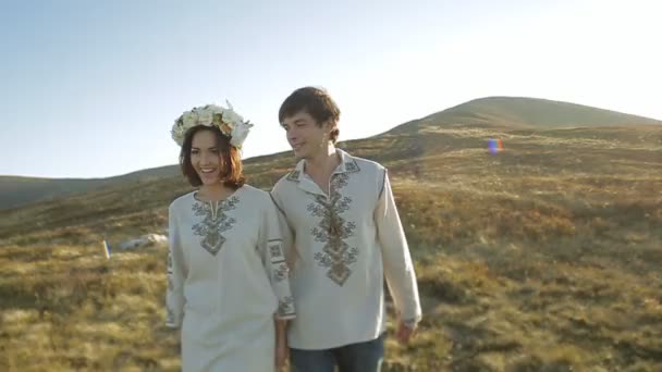 Couple en broderie marchant dans une prairie pittoresque — Video