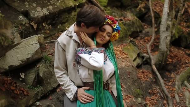 Ο άνθρωπος Αγκαλιάζοντας γυναίκα από πίσω στο δάσος — Αρχείο Βίντεο