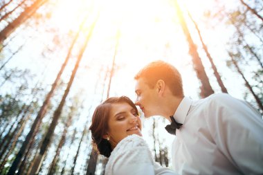 Forest yakınındaki genç çiftin düğün photosession