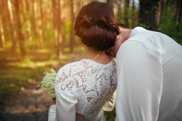 Свадебная фотосессия молодой пары возле леса — стоковое фото