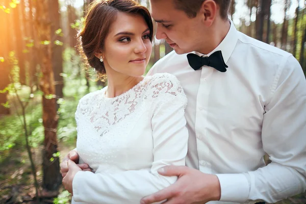 Fotosesión de boda de pareja joven cerca del bosque —  Fotos de Stock