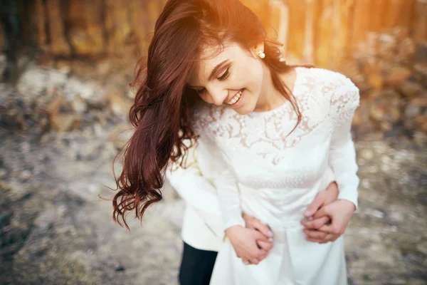 Fotosessão de casamento de jovem casal perto da floresta — Fotografia de Stock