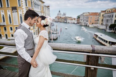 Sokaklarda günbatımı güzel gelin çifte Venedik