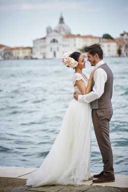 Sokaklarda günbatımı güzel gelin çifte Venedik