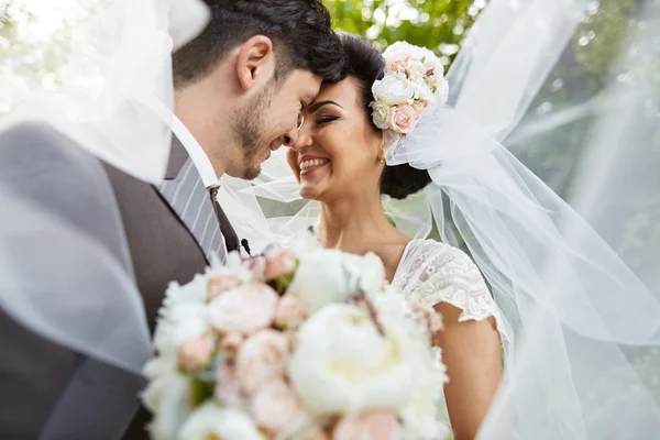 Belo casal nupcial ao pôr do sol nas ruas de Veneza — Fotografia de Stock