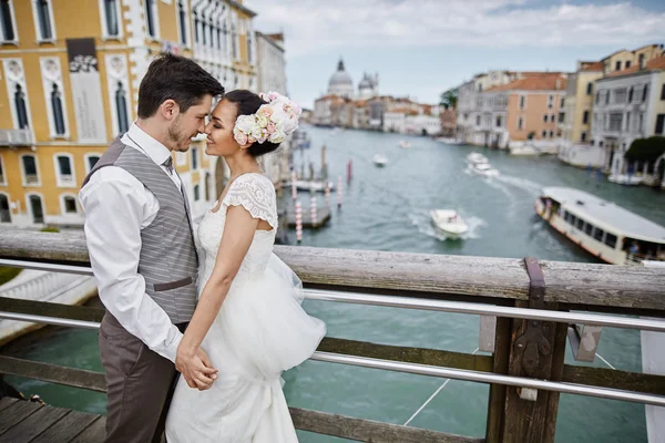 Sokaklarda günbatımı güzel gelin çifte Venedik