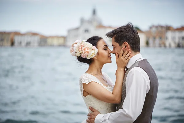 Belo casal nupcial ao pôr do sol nas ruas de Veneza — Fotografia de Stock