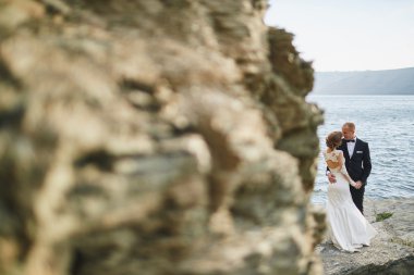 Photoshoot aşık bir gelinlik dağlarda yakın: s