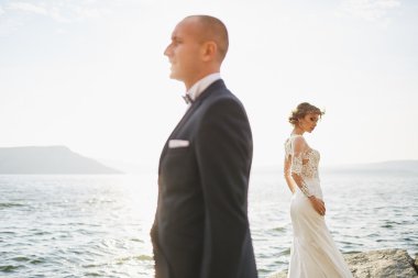 Photoshoot aşık bir gelinlik dağlarda yakın: s