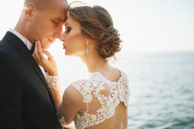 Photoshoot aşık bir gelinlik dağlarda yakın: s