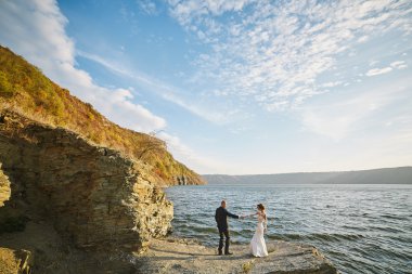Photoshoot aşık bir gelinlik dağlarda yakın: s
