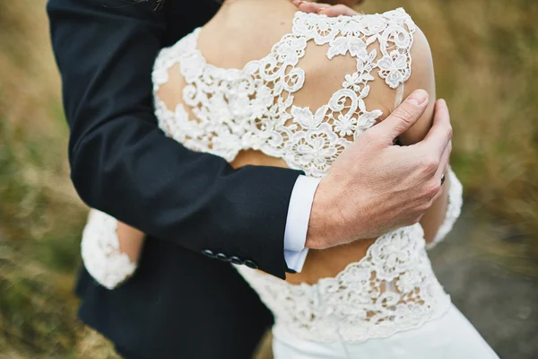 Photoshoot älskare i en bröllopsklänning i bergen nära s — Stockfoto