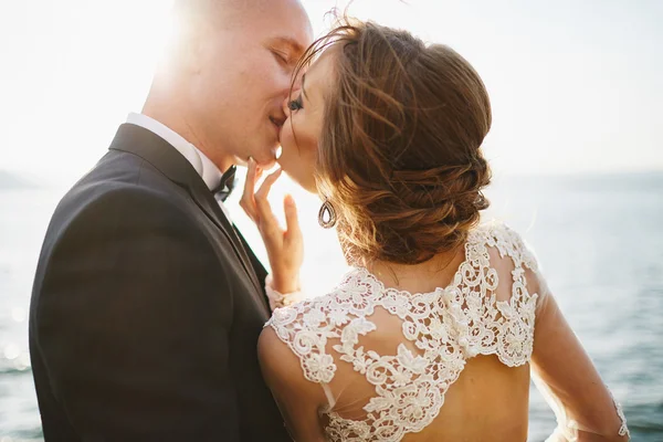 Pencinta photoshoot dalam gaun pengantin di pegunungan dekat s — Stok Foto