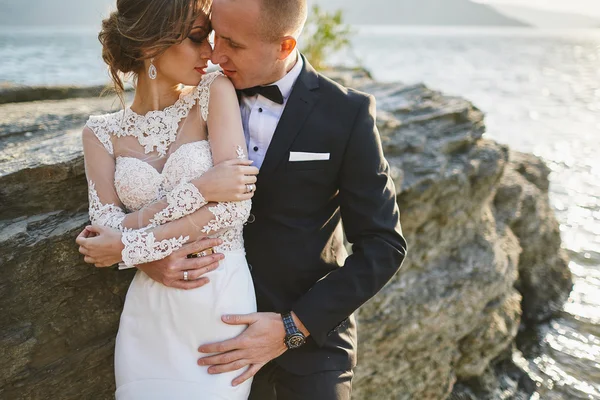 Photoshoot aşık bir gelinlik dağlarda yakın: s