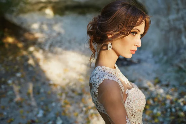 Photoshoot lovers in a wedding dress in the mountains near the s — Stock Photo, Image