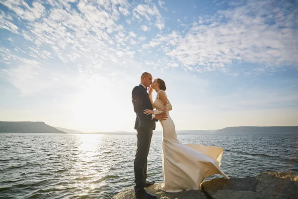Amanti photoshoot in un abito da sposa in montagna vicino alla s — Foto Stock