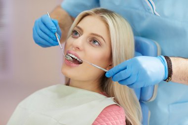 Hasta kız diş kliniğinde tedavi