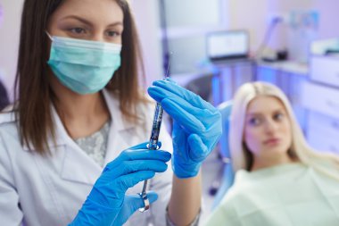 Hasta kız diş kliniğinde tedavi