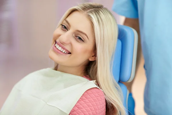 Trattamento della paziente nella clinica dentistica — Foto Stock