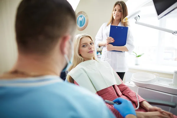 Trattamento della paziente nella clinica dentistica — Foto Stock