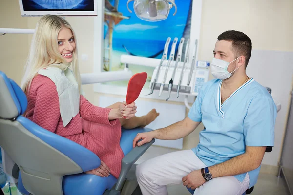 Hasta kız diş kliniğinde tedavi — Stok fotoğraf
