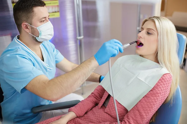 Treatment of the patient girl in the dental clinic — Stock Photo, Image